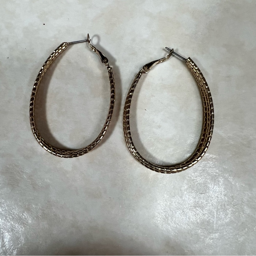 Chic Gold Tone Oval Hoops Lightweight Statement Earrings
